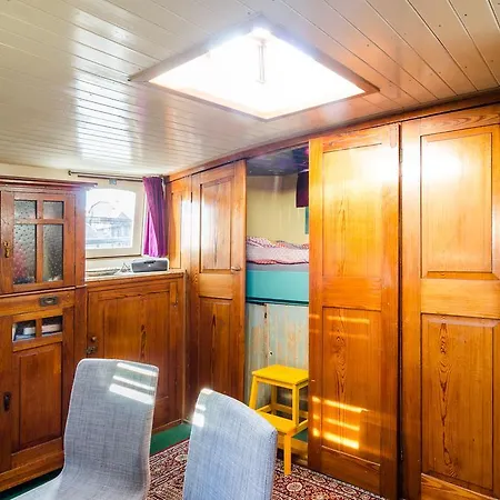 منزل للإقامة Windrooskade Houseboat *