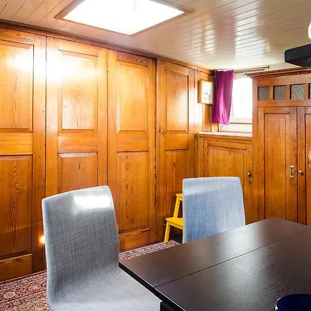 Windrooskade Houseboat *